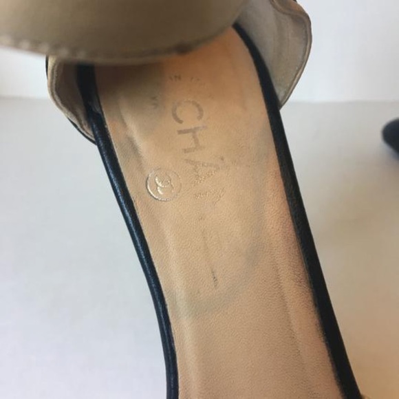 Chanel Black/Cream Two-Tone Classic CC Pumps - Picture 6 of 8